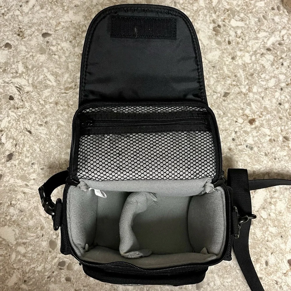 LowePro Edit 110 Black Camera Bag, Divider, Padded, Zipper, 5 Pockets